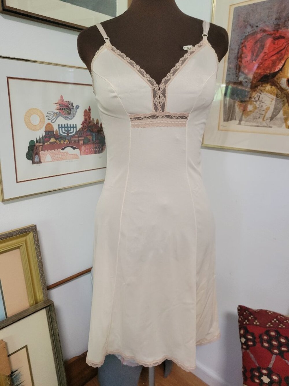 Lovely Vintage Ecru Slip Size Small